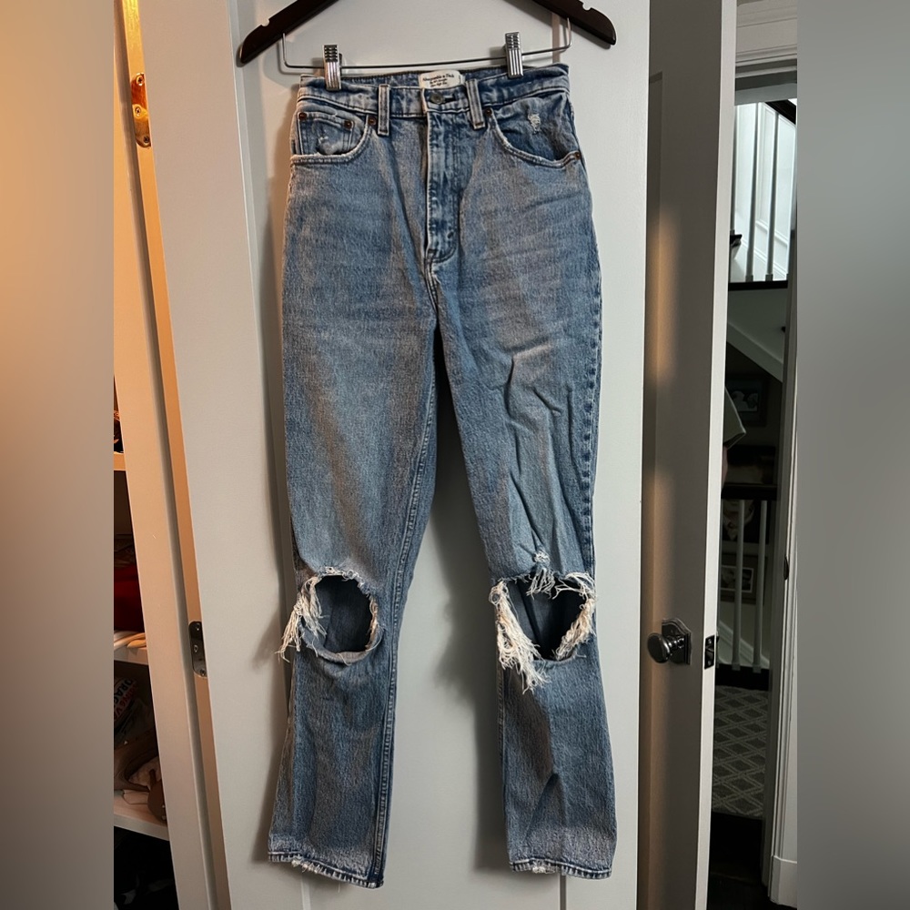 Abercrombie. The 90s Straight Ultra High Rise Distressed. Size 26